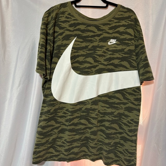 Nike Men’s AOP Swoosh Tee Shirt Olive/White AO0861 222 Size XL
